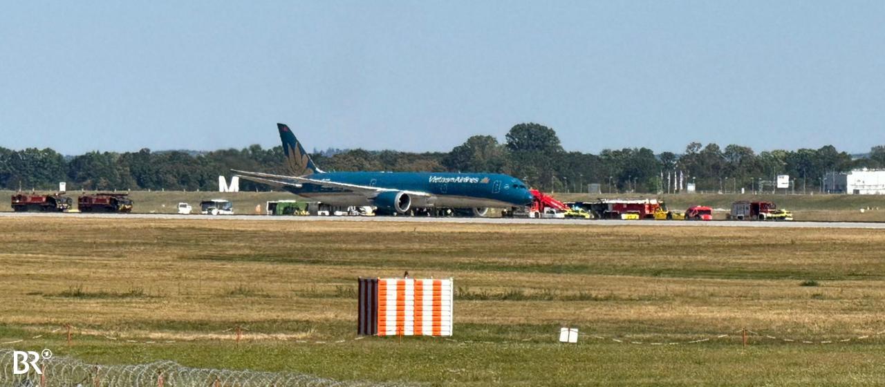 Eine Maschine der Vietnam Airlines kurz nach ihrer Notlandung am Münchner Flughafen