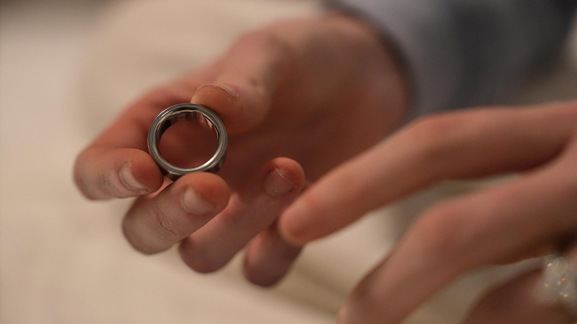Eine Frau hält einen Oura-Ring in der Hand. | AP