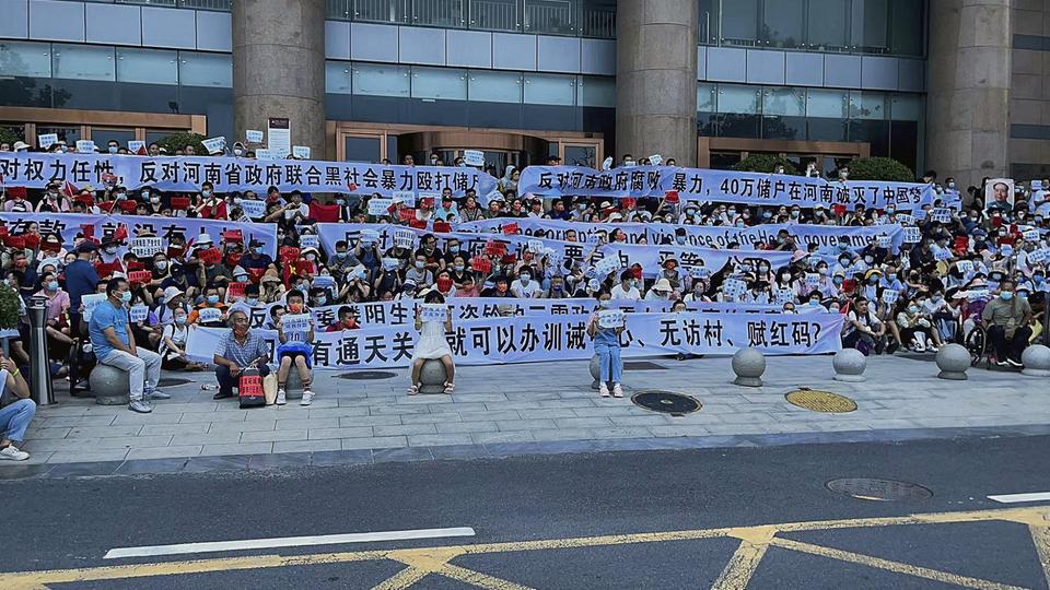 Protest in Zhengzhou (China) vor der Filiale der Zentralbank