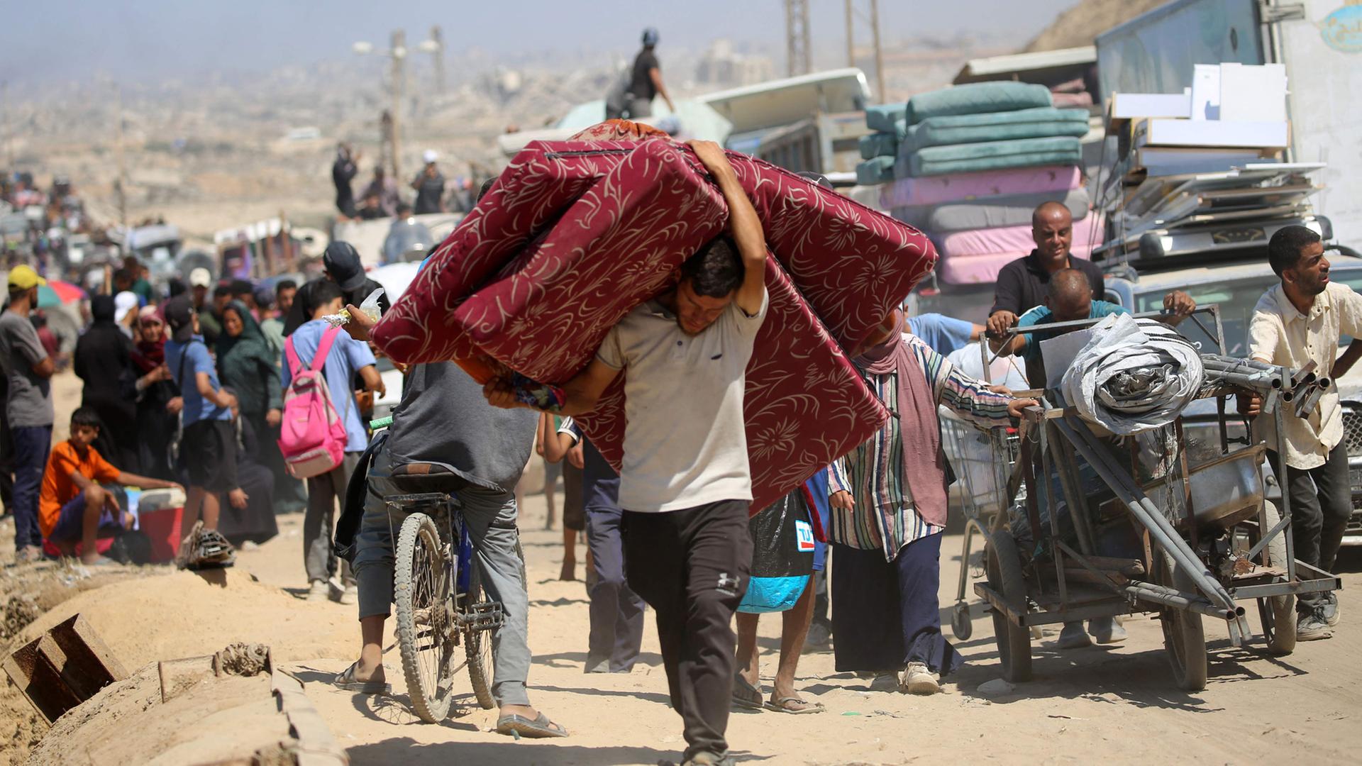 Palästinenser aus Gaza-Stadt flüchten mit ihren Habseligkeiten im zentralen Gazastreifen nach Süden.  | AFP