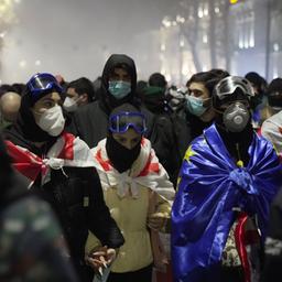 Menschen demonstrieren in Tiflis.