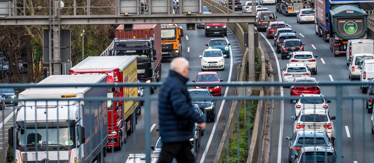 Autos stehen im Stau.