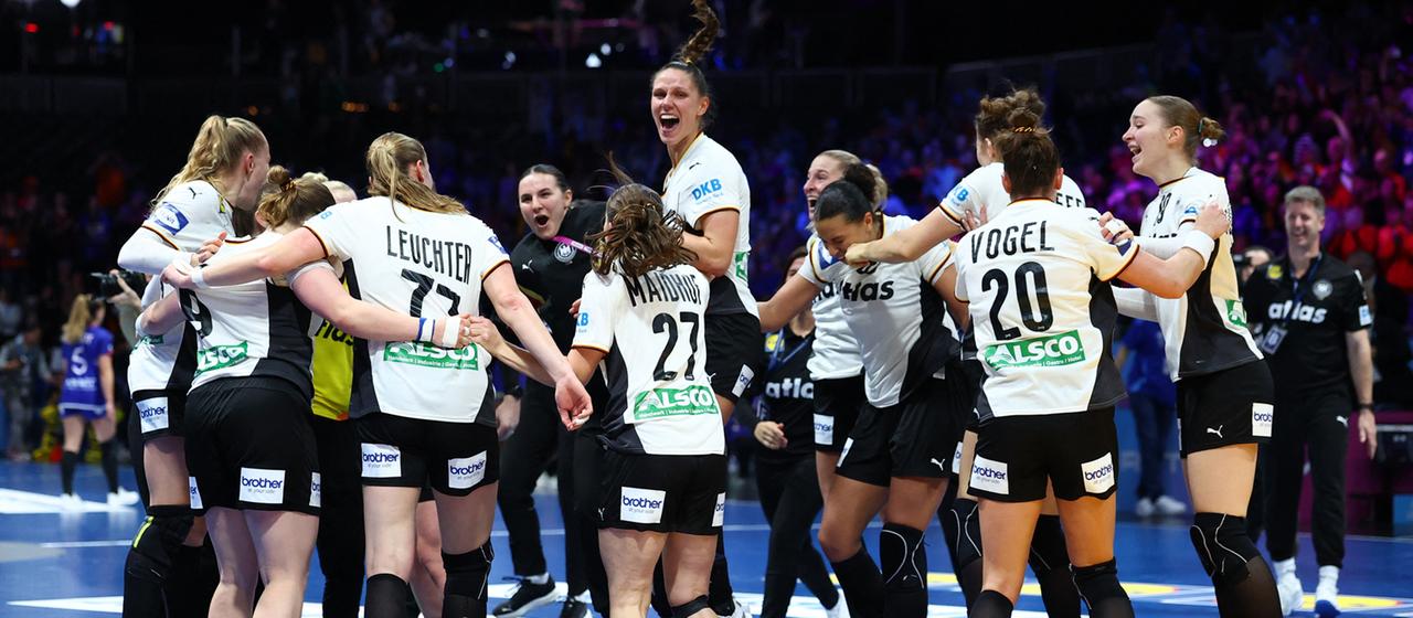 Die Deutsche Handball Nationalmannschaft der Frauen jubelt.