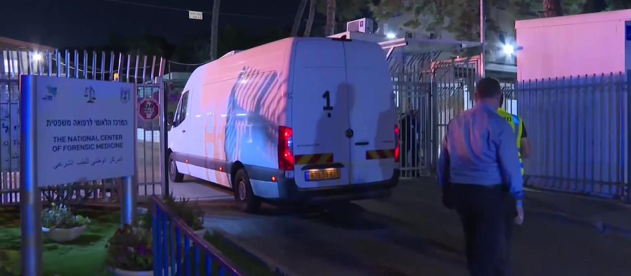 Ein weißer Kleintransporter fährt durch das Tor zum Forensischen Institut in Tel Aviv. | Reuters Ein weißer Kleintransporter fährt durch das Tor zum Forensischen Institut in Tel Aviv.