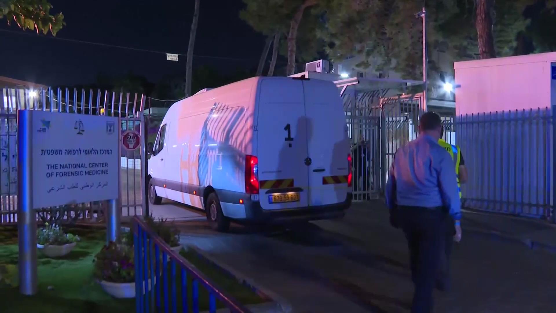 Ein weißer Kleintransporter fährt durch das Tor zum Forensischen Institut in Tel Aviv. | Reuters