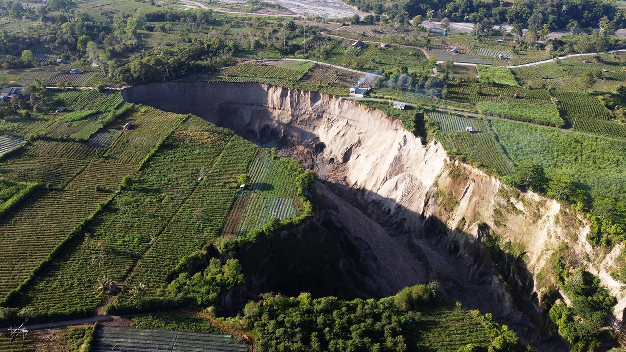 Krater im Dorf Pondok Balik, Shakira-Konzert, Mond in Sachsen-Anhalt