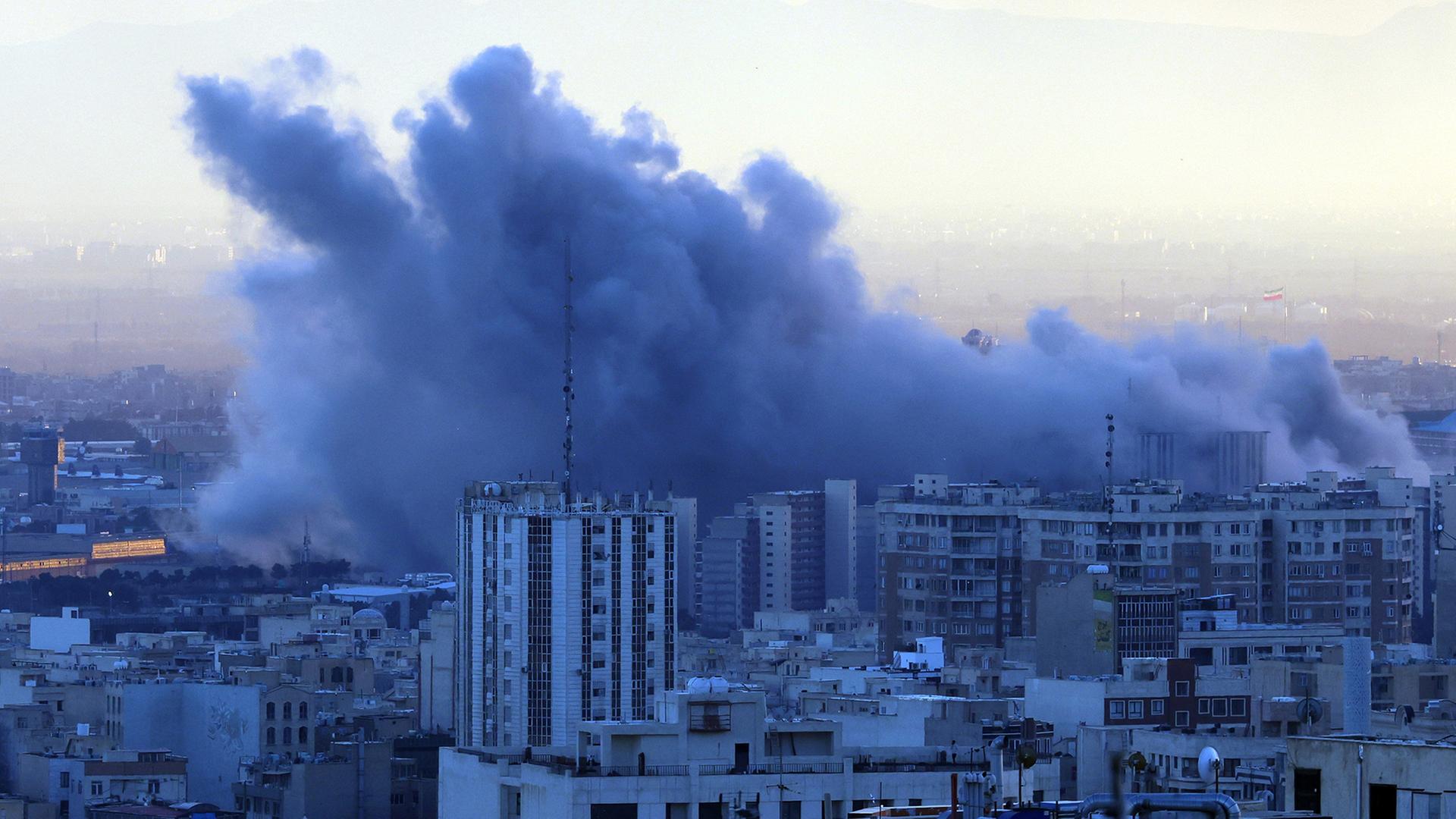 Rauch steigt nach einem Luftangriff über Teheran, Iran auf. | EPA