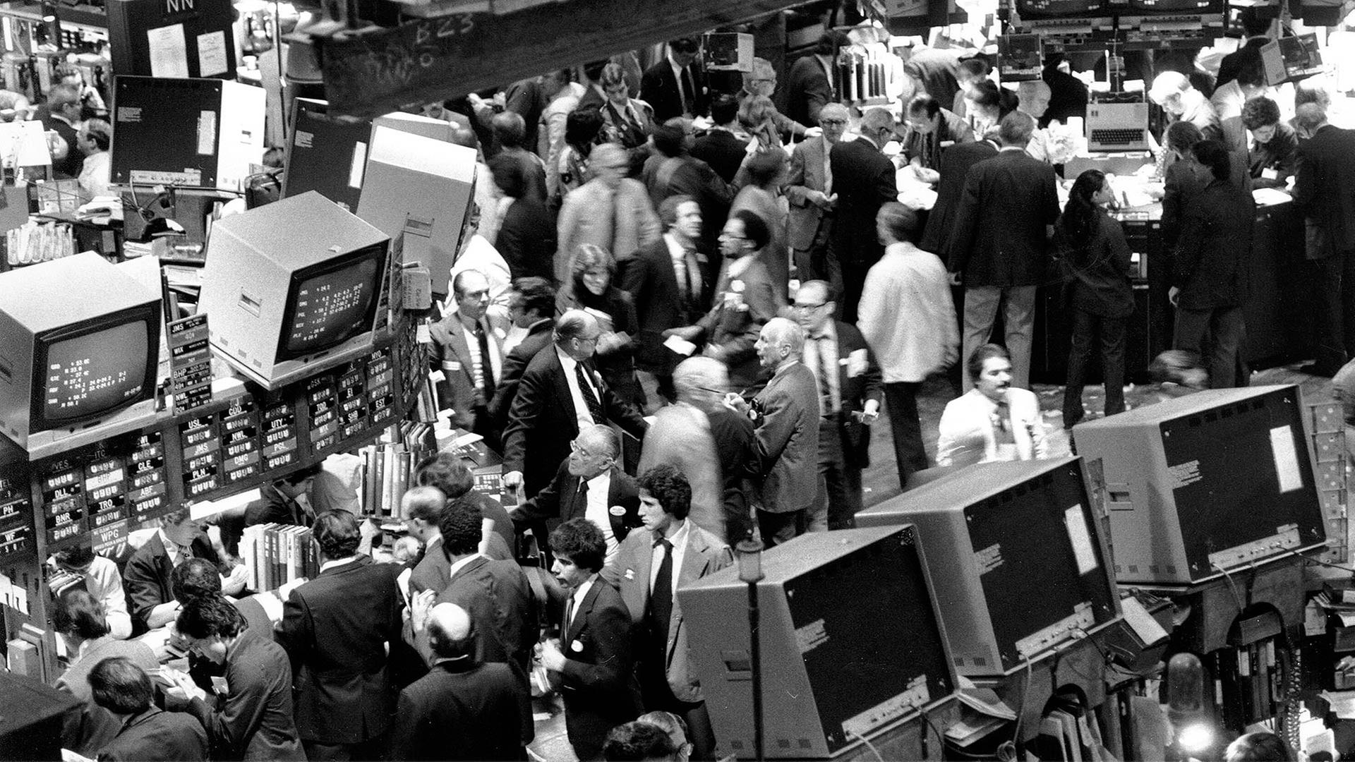 Börsenmakler auf dem Parkett der New Yorker Börse 1980. | picture alliance / ASSOCIATED PR
