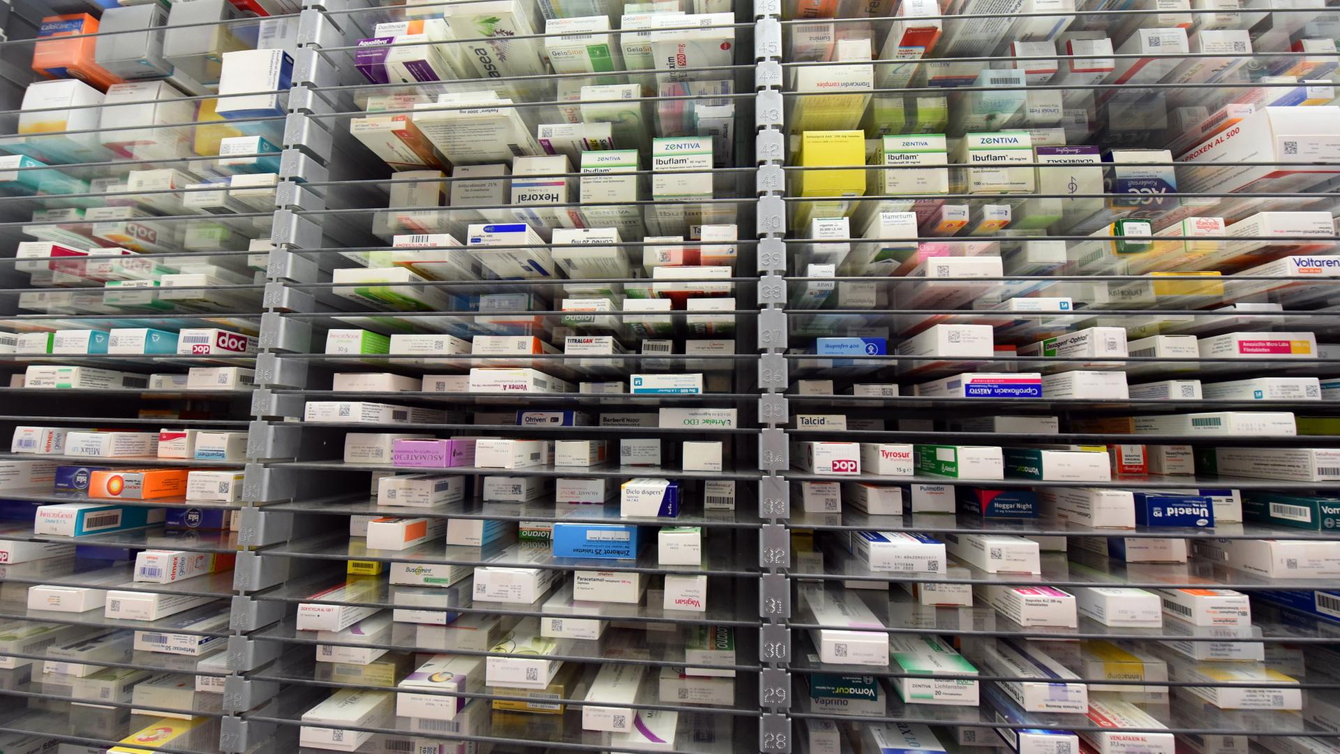 Medikamentenschrank in einer Apotheke