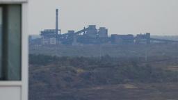 Blick auf die Kokerei der ukrainischen Stadt Awdijiwka