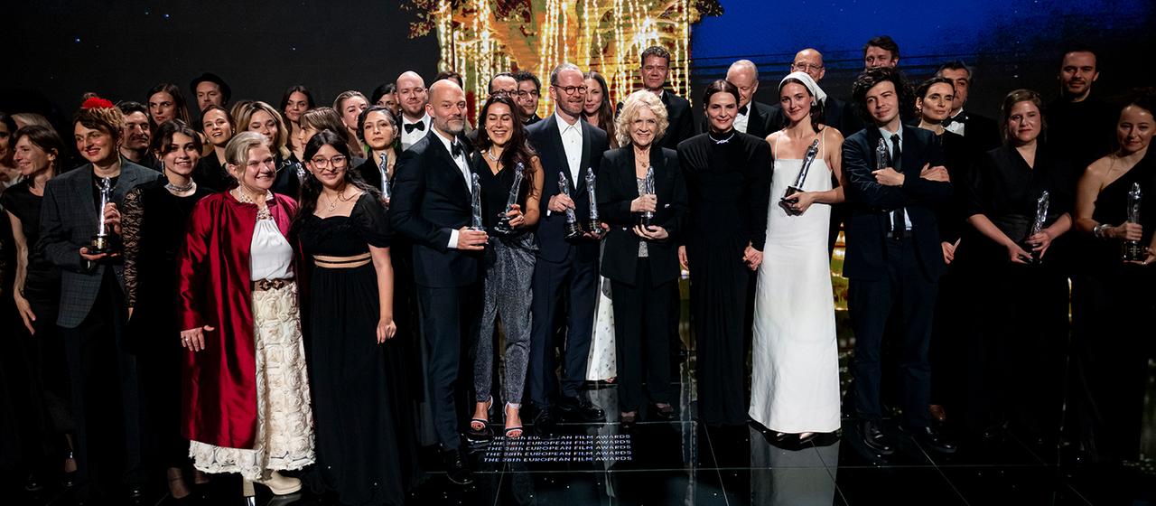 Die Preisträger stehen bei der Verleihung des 38. Europäischen Filmpreises auf der Bühne. 