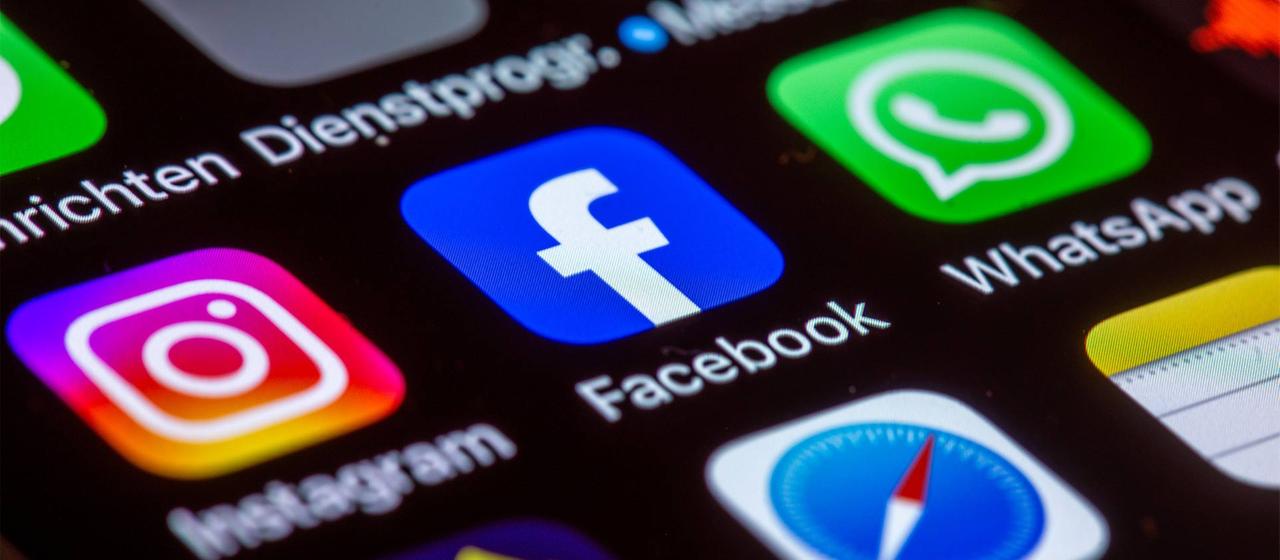 Die Apps Instagram, Facebook und WhatsApp sind auf dem Display eines Smartphones zu sehen.