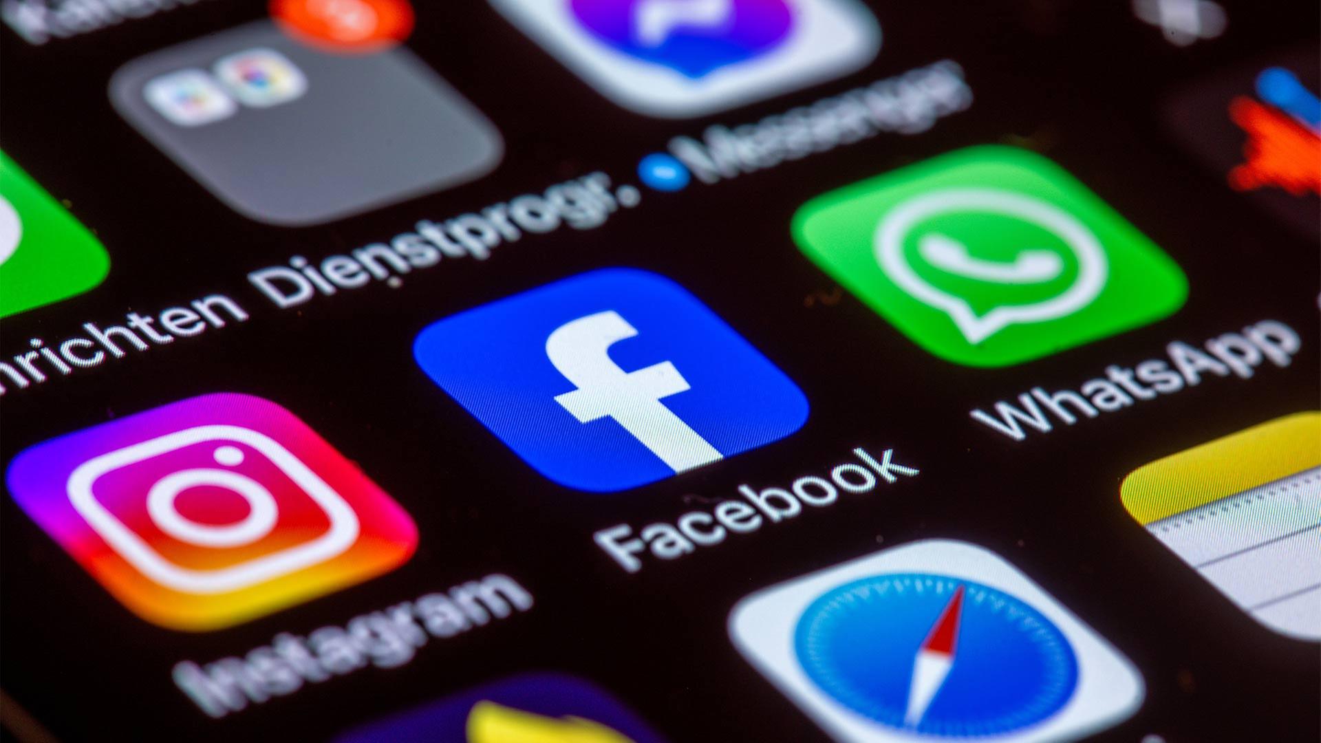 Die Apps Instagram, Facebook und WhatsApp sind auf dem Display eines Smartphones zu sehen. | picture alliance/dpa
