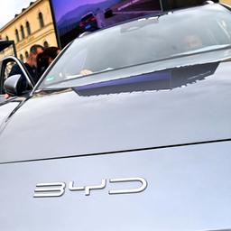 Fahrzeuge von BYD auf einem Open Space Stand, IAA Mobility 2025 in München.