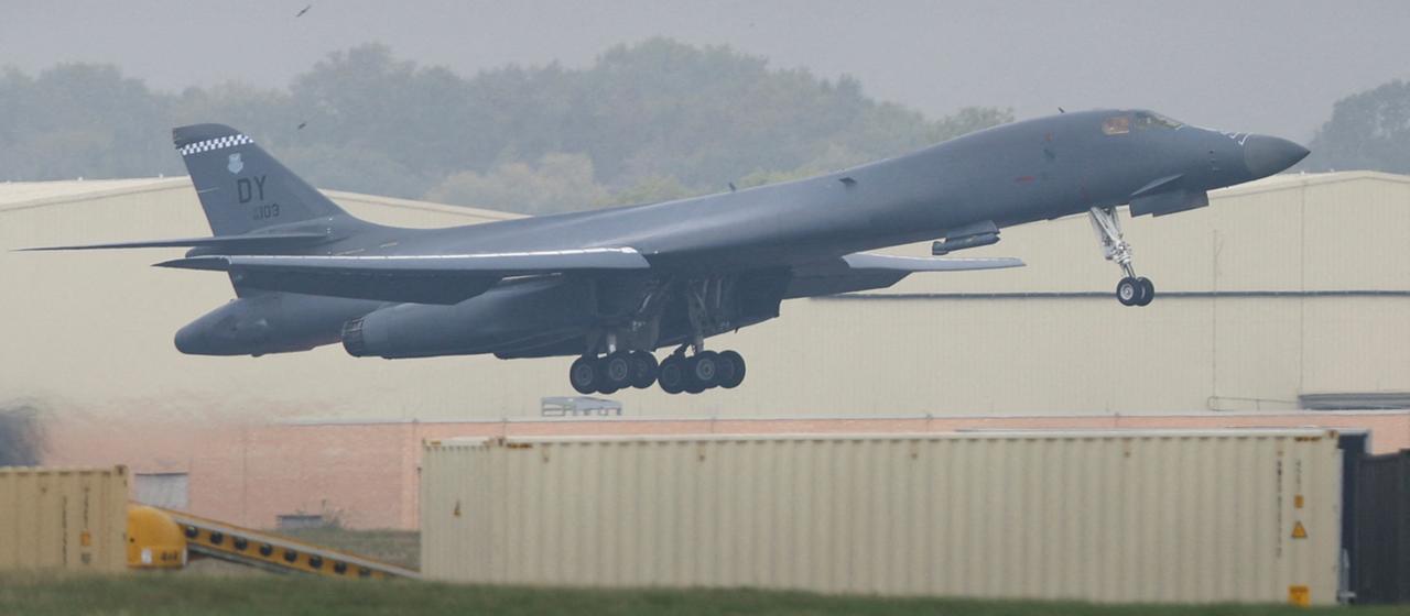 Ein B1-Bomber hebt Ende September 2026 am Stützpunkt Fairford ab.