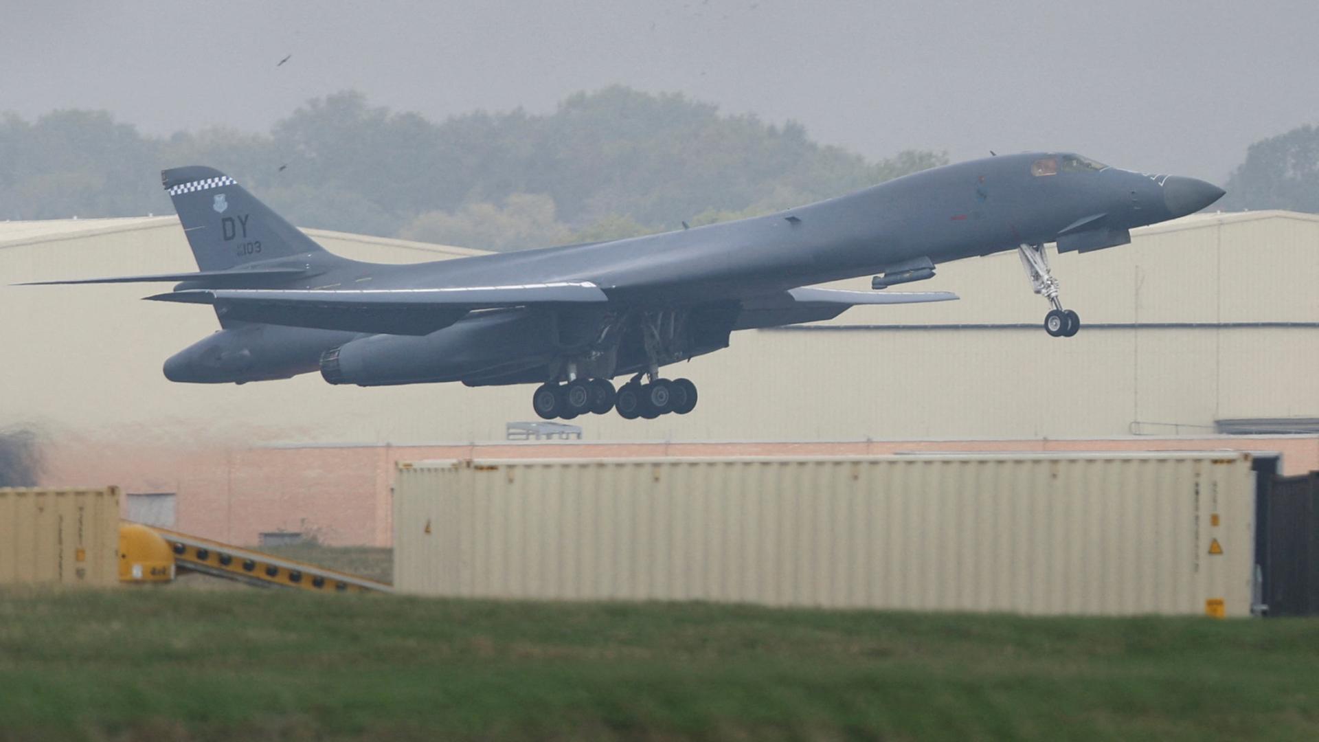 Ein B1-Bomber hebt Ende September 2026 am Stützpunkt Fairford ab. | REUTERS