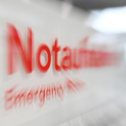 Auf einem Schild in einem Krankenhaus ist das Wort Notaufnahme verschwommen zu sehen