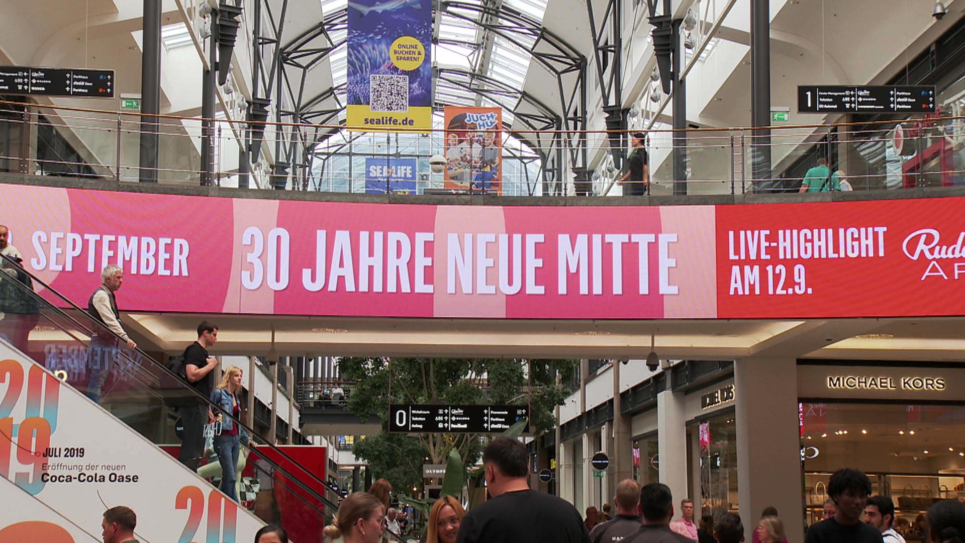 Das volle Einkaufszentrum Centro von innen mit einem großen Schriftzug 