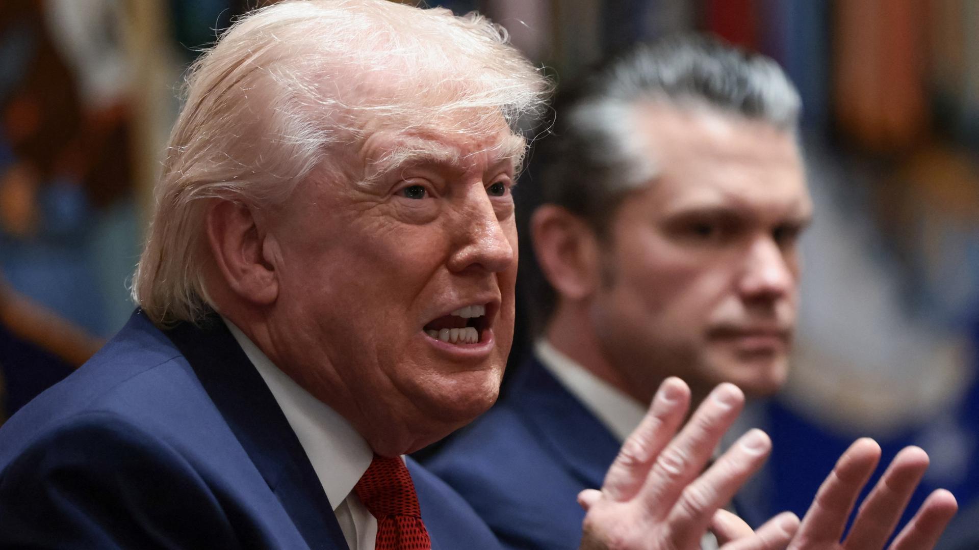 Donald Trump spricht neben Pete Hegseth | REUTERS