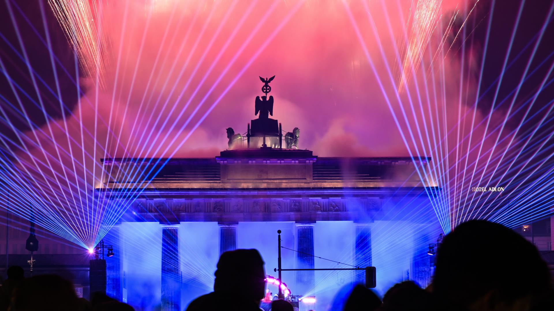 Feuerwerk und Lasershow am Brandenburger Tor | dpa
