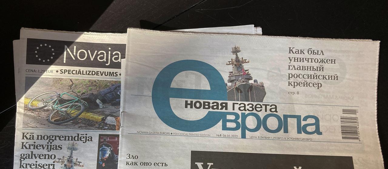 Die lettische und russische Ausgabe der "Nowaja Gaseta. Europa" liegen auf einem Tisch.