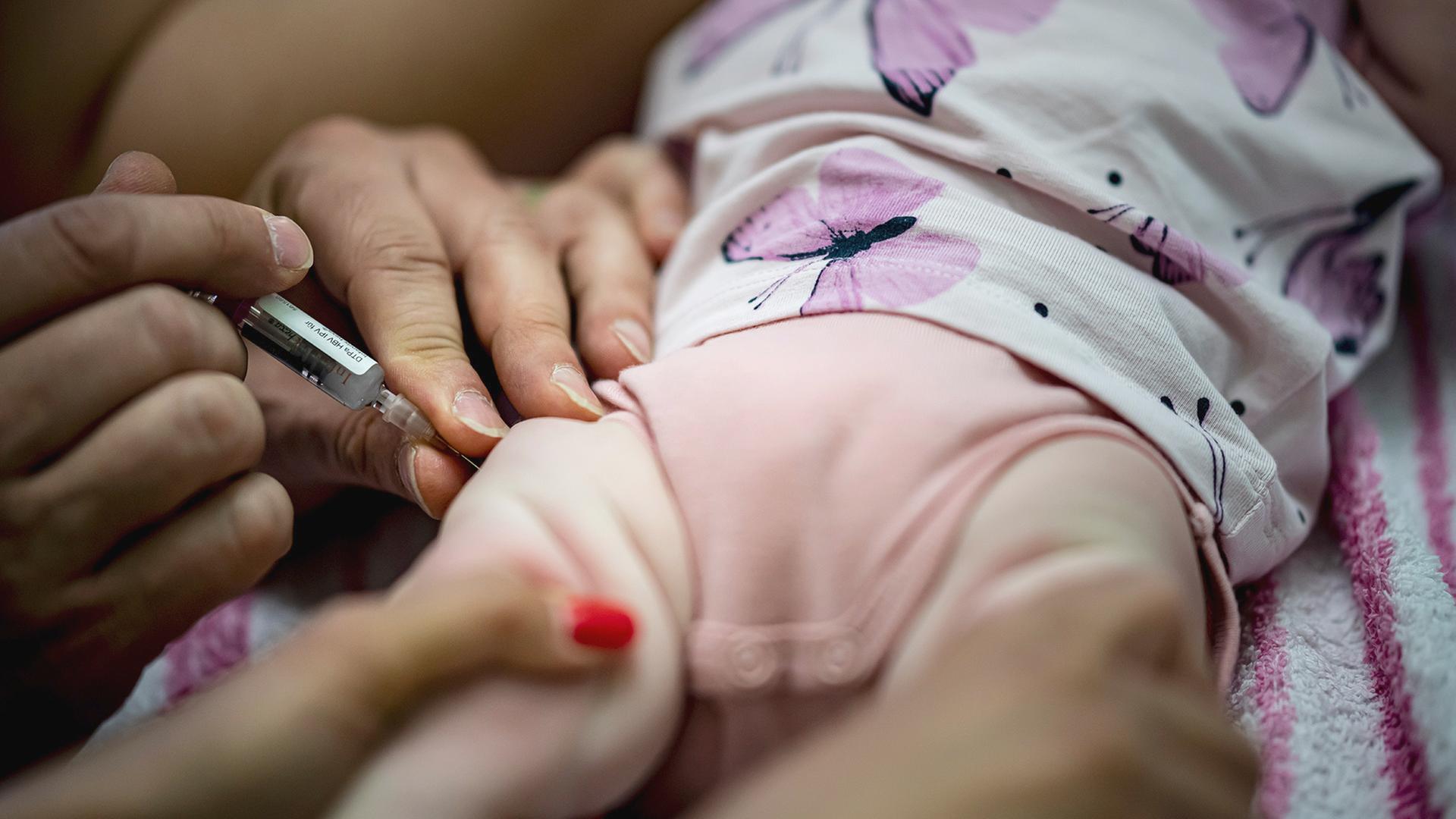 Ein Kinderarzt in Berlin verabreicht einem Kleinkind eine Kombinationsimpfung-Impfung zur Grundimmunisierung. | dpa
