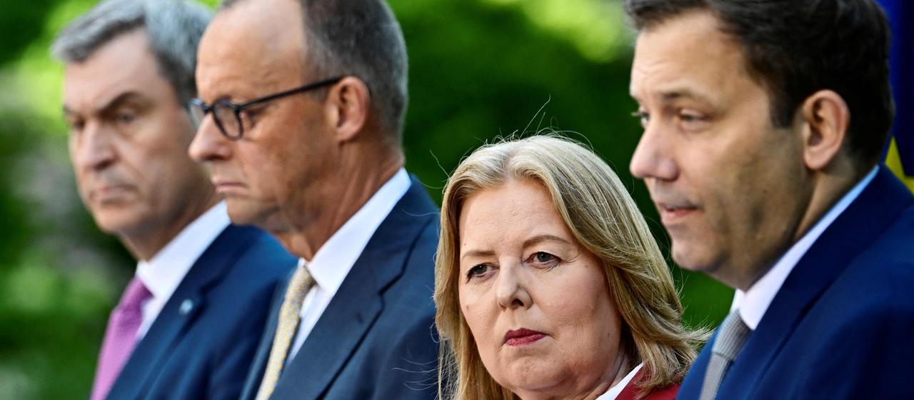 Bärbel Bas steht zwischen Lars Klingbeil und Friedrich Merz.