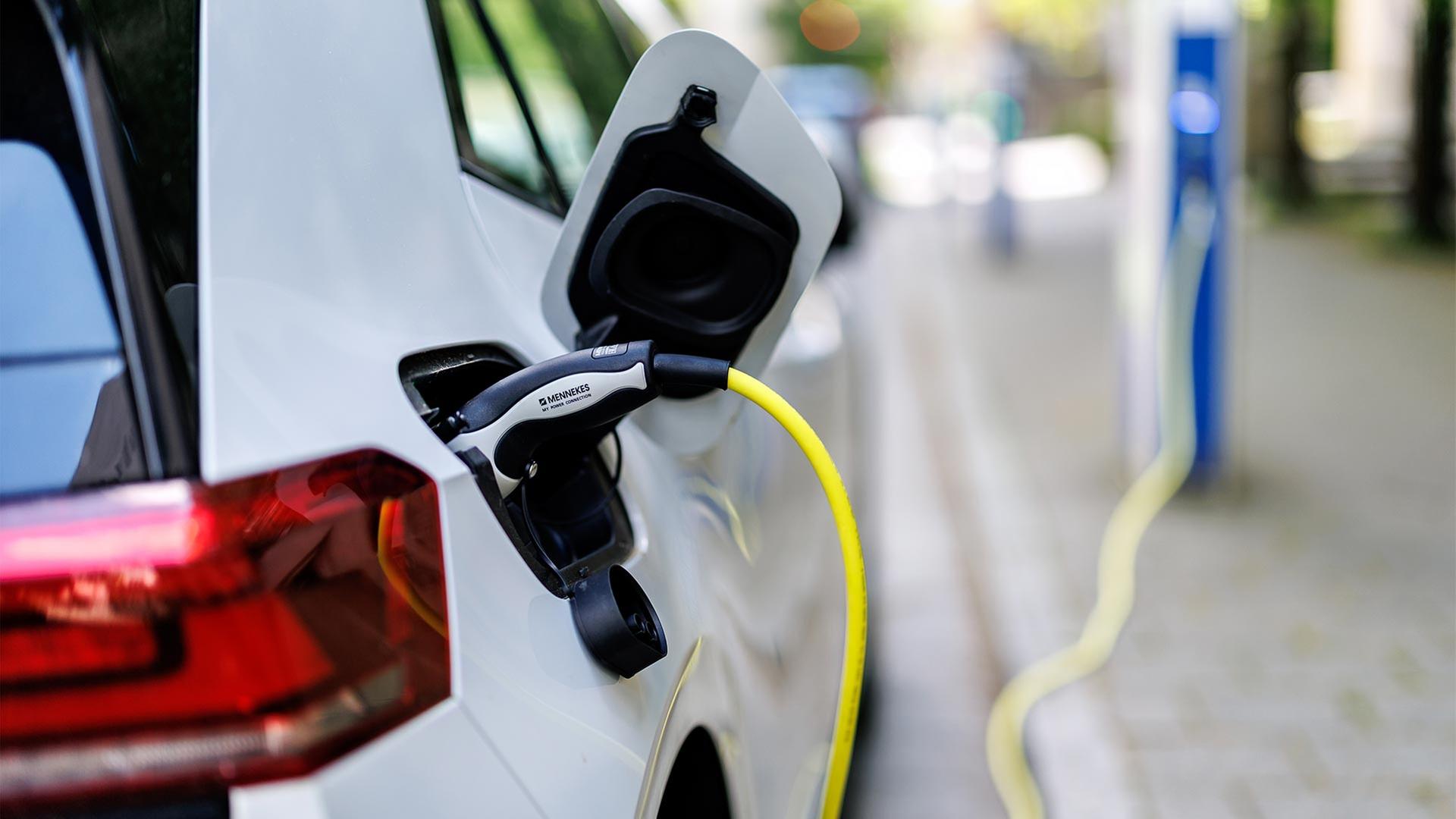 Ein E-Auto lädt an einer Ladesäule. | picture alliance / dpa