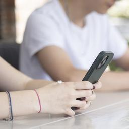 Jugendliche spielen auf ihren Smartphones.