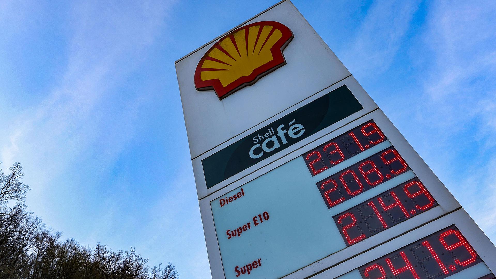 Anzeigetafel mit Kraftstoffpreisen an einer Tankstelle | picture alliance / Rene Traut Fo