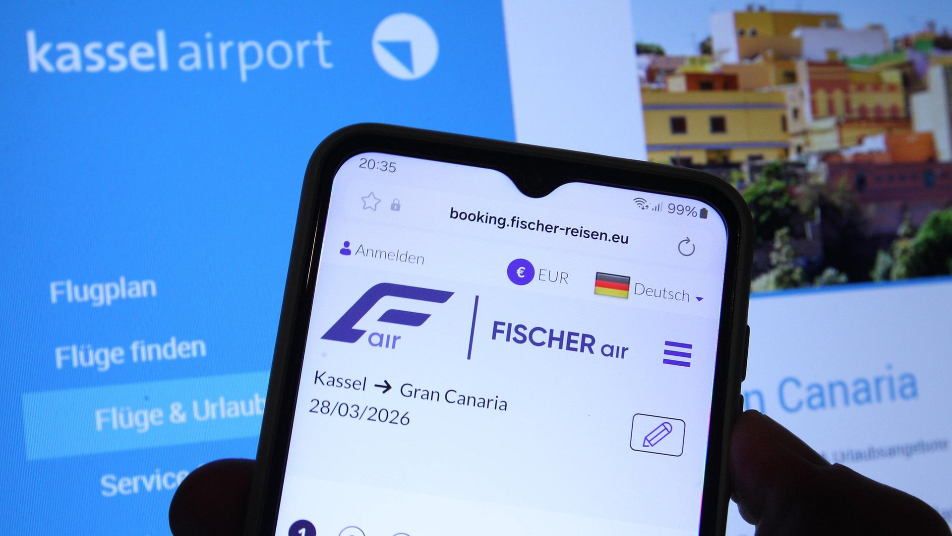 Auf einem Smartphone wurde die Website der deutschen Fluggesellschaft Fischer Air aufgerufen. Dahinter wurde auf einem Laptop die Website vom Flughafen Kassel-Calden aufgerufen.  | IMAGO / Hanno Bode