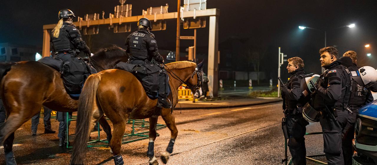 Polizeikräfte mit Polizeipferden bei einem Einsatz in Gießen.