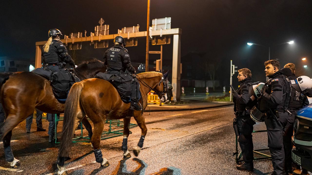 Falschbehauptungen über gestürztes Polizeipferd bei Demo in Gießen