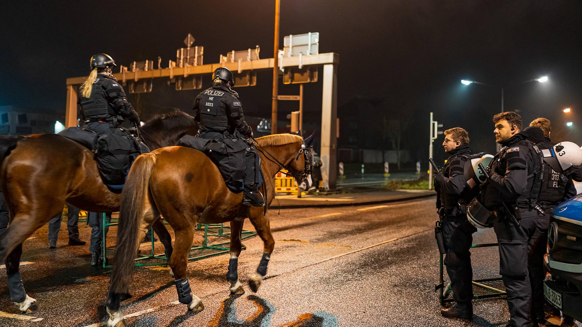 PolizeikrÃ¤fte mit Polizeipferden bei einem Einsatz in GieÃen. | IMAGO/5VISION.NEWS