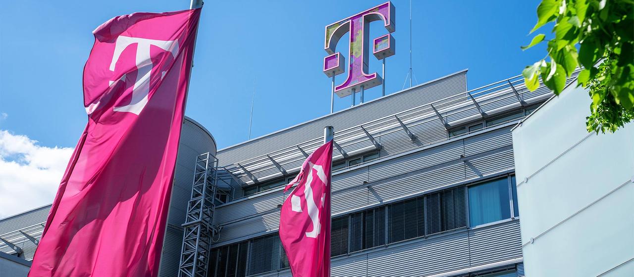 Fahnen mit dem Firmenlogo vor der Zentrale der Deutschen Telekom