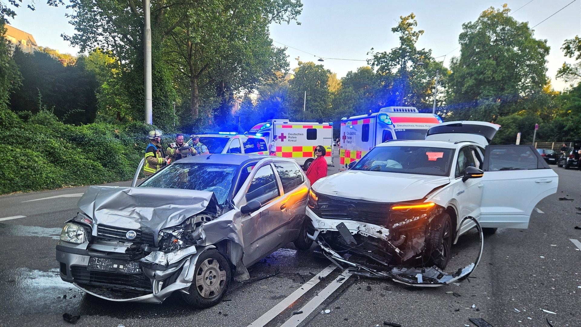 シュトゥットガルトで車両衝突事故—ネッカー門付近で複数人が負傷
