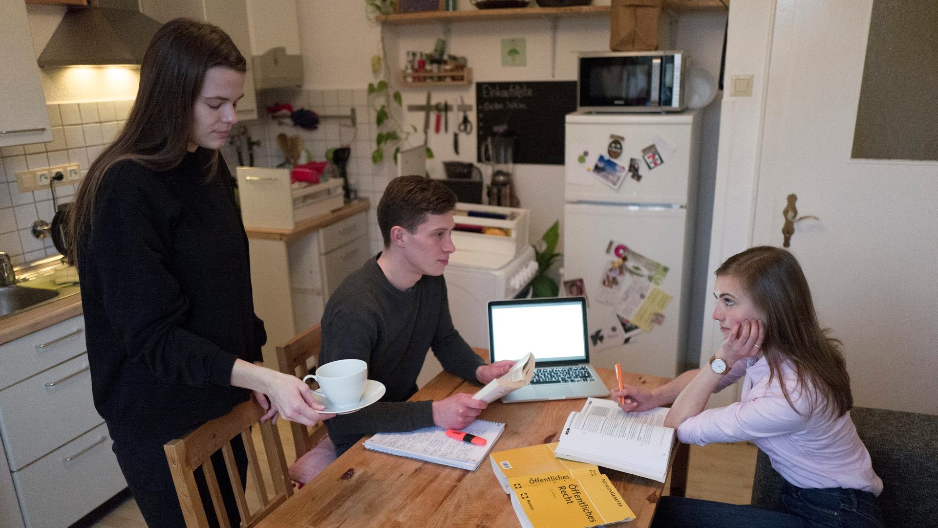Drei Studenten leben zusammen in einer WG | picture alliance / Ulrich Baumgarten
