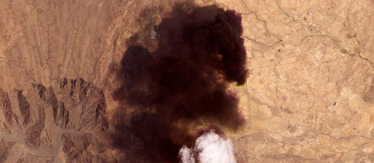 Ein Satellitenbild zeigt Rauch, der vom Öldepot von Saudi Aramco in Saudi Arabien aufsteigt.