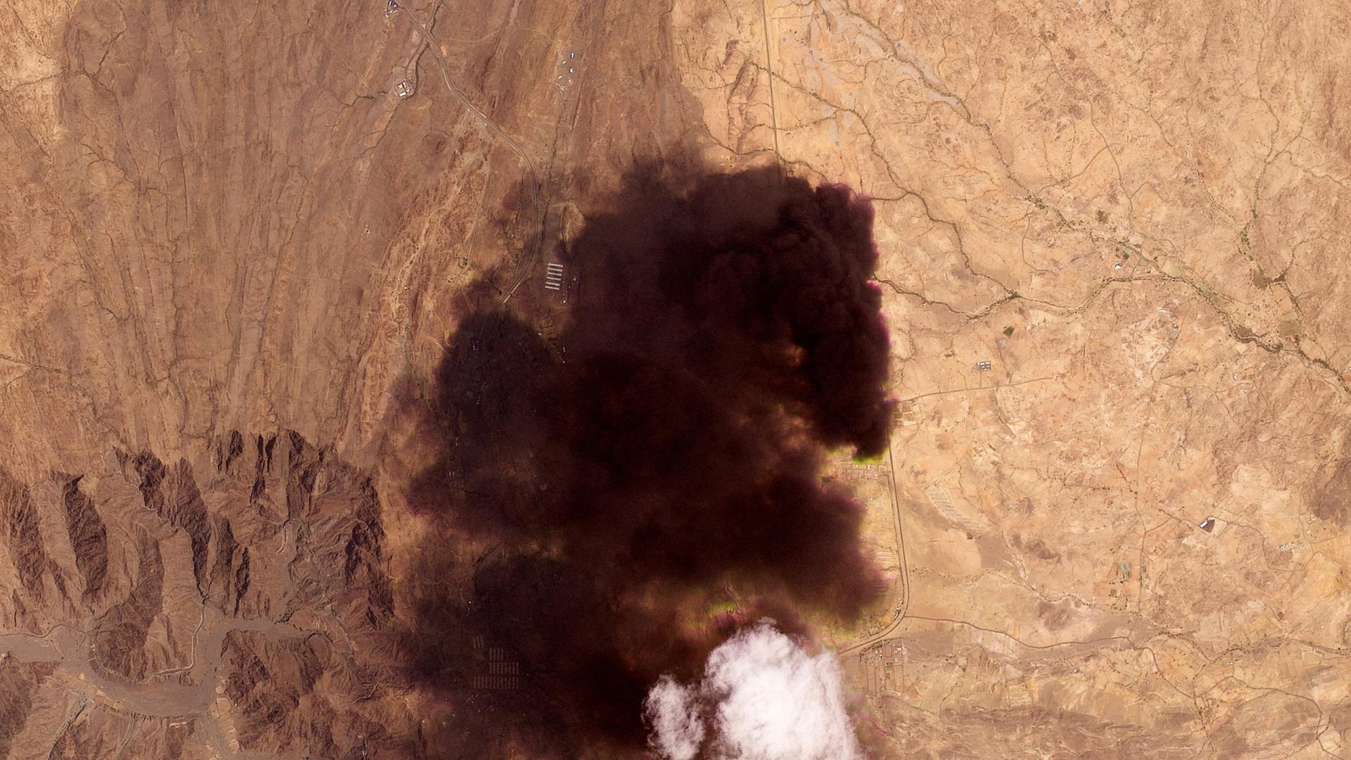 Ein Satellitenbild zeigt Rauch, der vom Öldepot von Saudi Aramco in Saudi Arabien aufsteigt. | 2026 PLANET LABS PBC/Handout via REUTERS