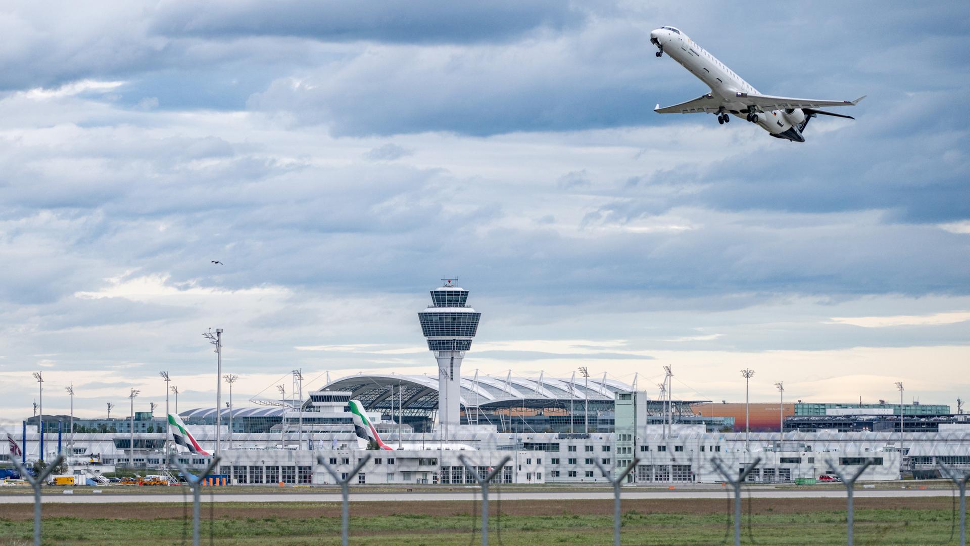 Ein Flugzeug hebt am Flughafen München ab. | dpa