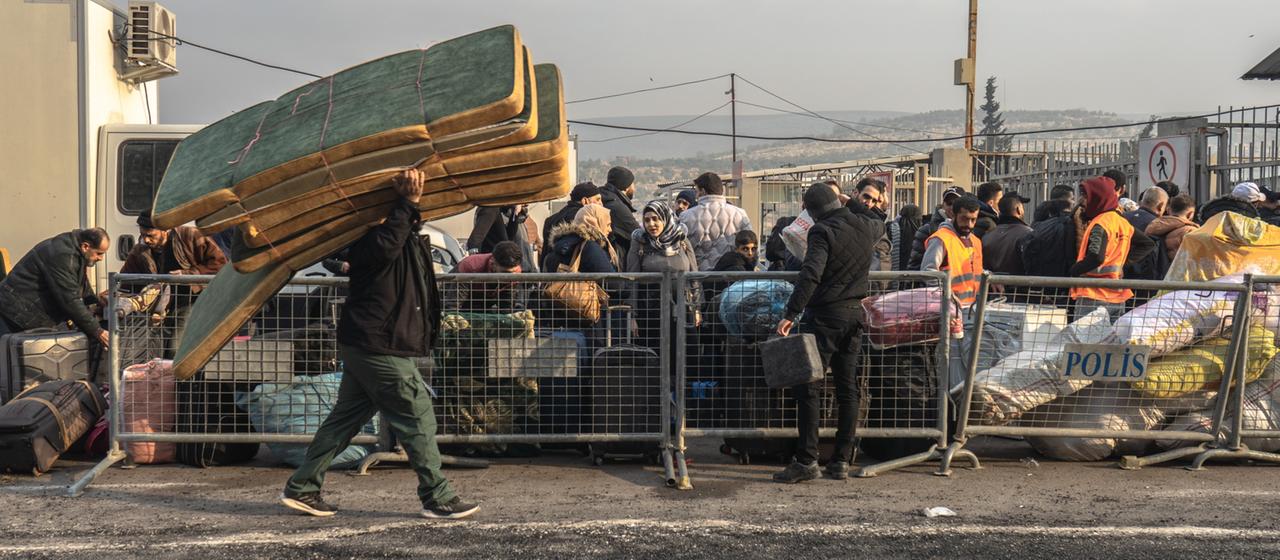 Syrer warten am Grenzübergang Cilvegozu in der Nähe von Hatay in der Südtürkei darauf, von der Türkei nach Syrien zu gelangen (Archiv)