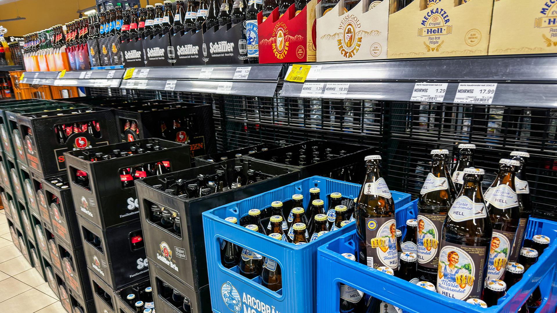 Bier und Biermischgetränke stehen in Kästen im Supermarktregal.  | picture alliance / CHROMORANGE