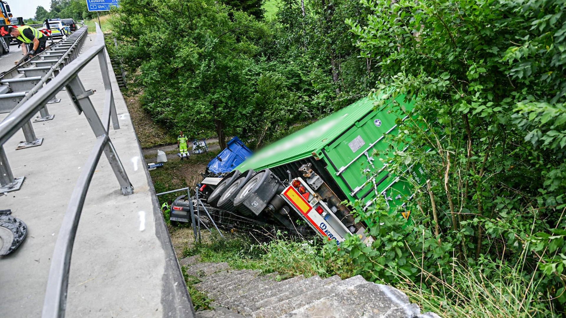 A96高速道路での大型トラック事故、クレーン車で回収完了