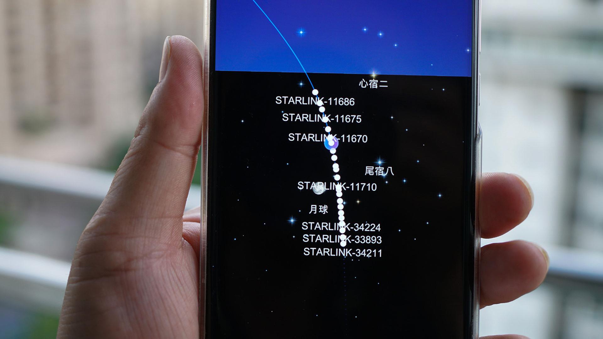 Eine Person in China überprüft den Orbitstatus von Musks Starlink-Satelliten über die Satelite Tracker-App von Starlink. | picture alliance / CFOTO