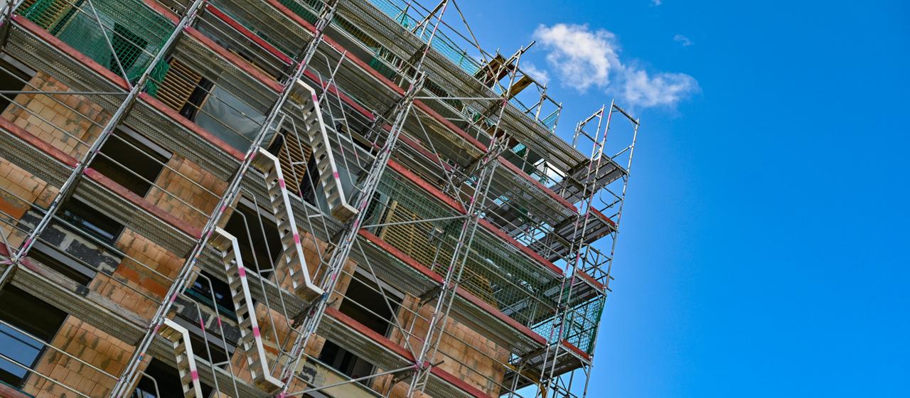 Blick auf die Baustelle für ein Mehrfamilienhaus