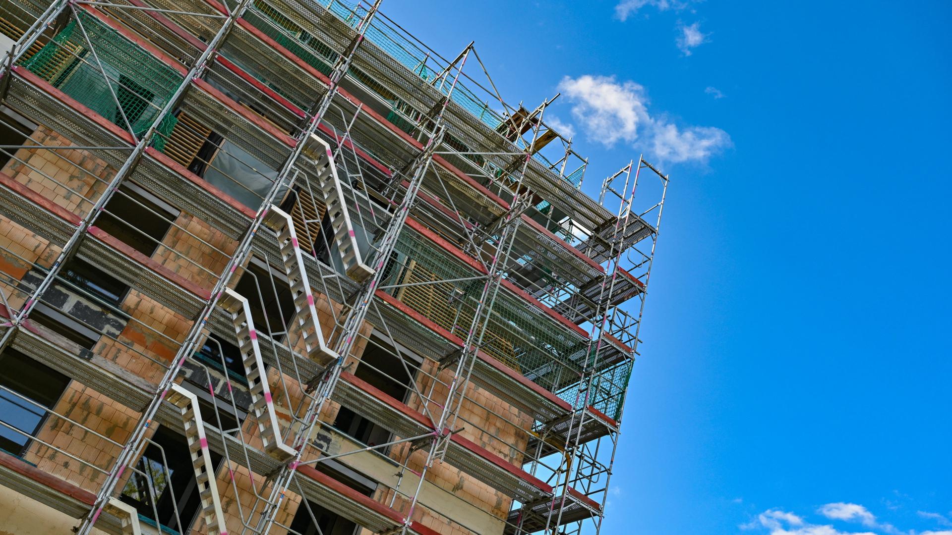 Blick auf die Baustelle für ein Mehrfamilienhaus | dpa