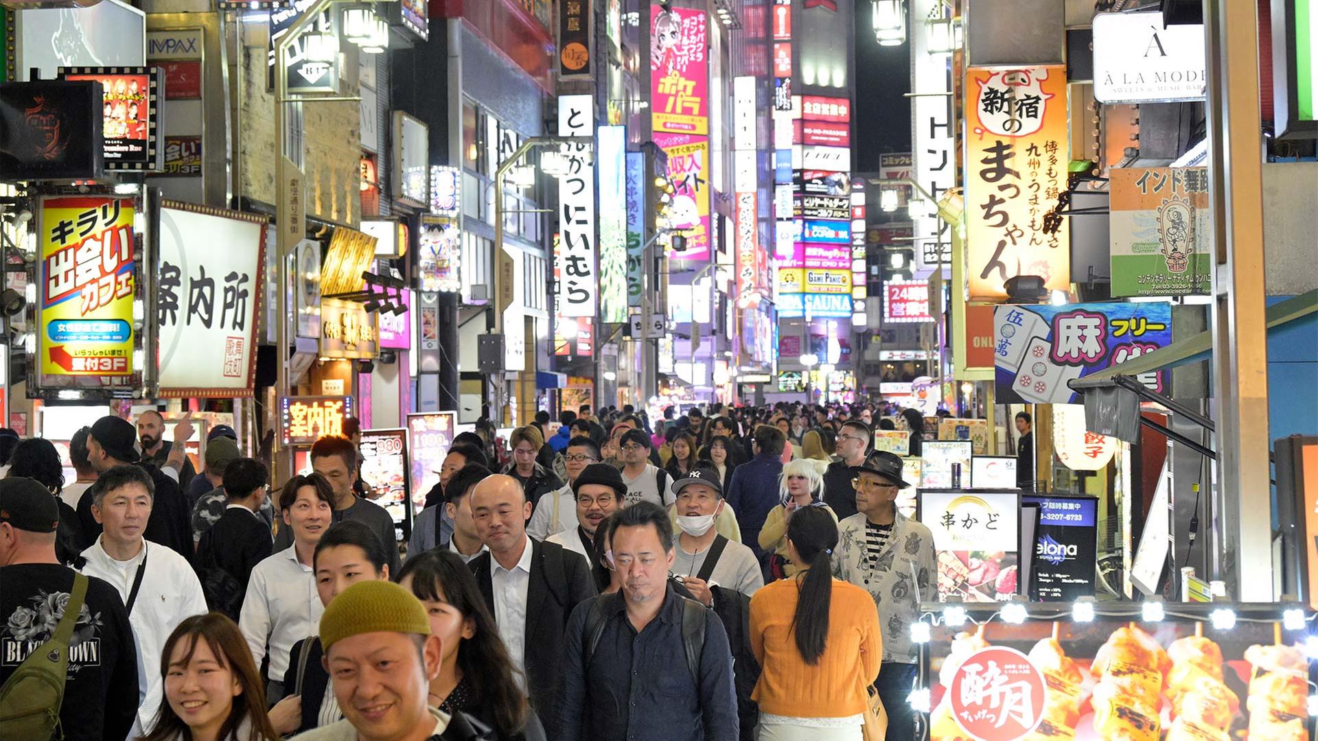 Menschenmassen im Vergnügungsviertel Kabukicho in Tokio, Japan. | picture alliance/dpa/Jiji Press 