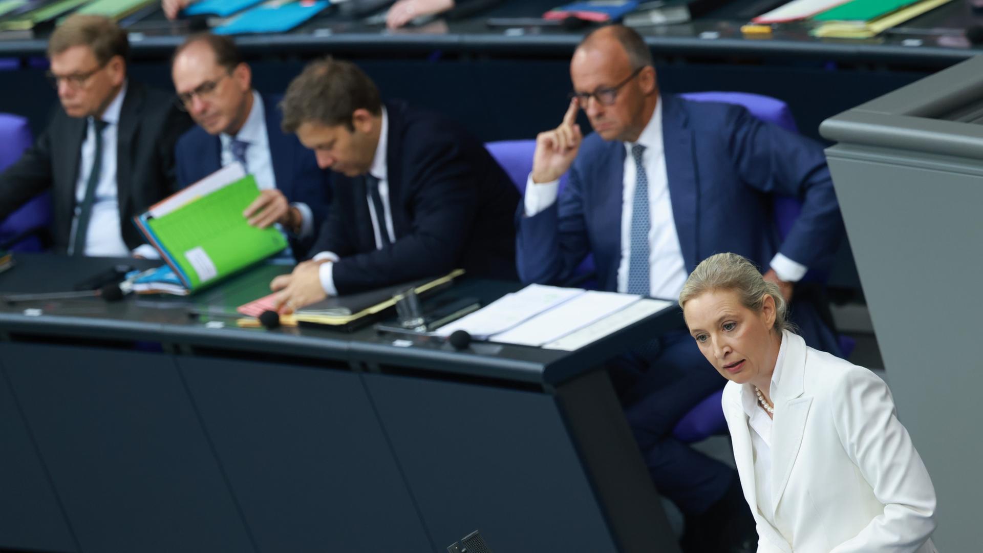 Alice Weidel steht am Rednerpult. Im Hintergrund sitzt Friedrich Merz. | EPA