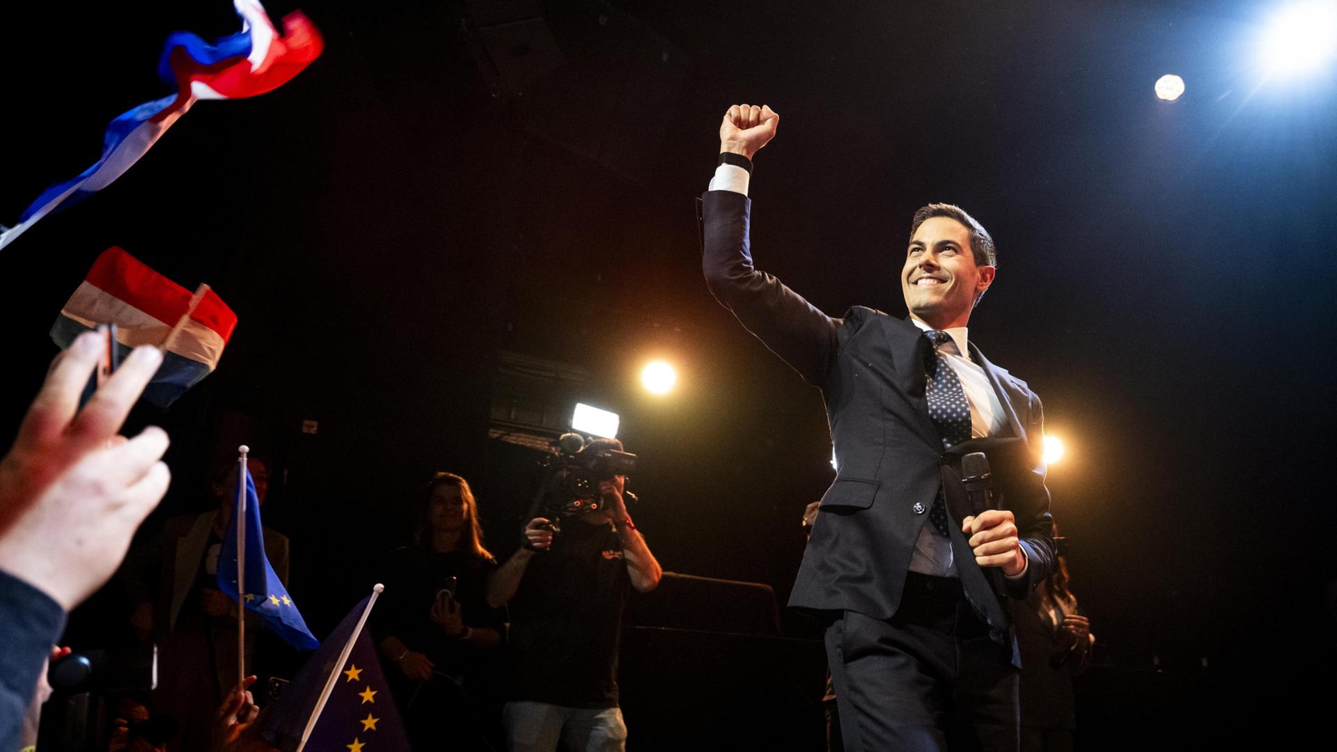 Rob Jetten hält bei einer Veranstaltung am Wahlabend lächelnd die Faust in die Höhe. | EPA