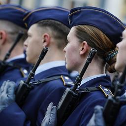 Rekrutinnen und Rekruten der Bundeswehr stehen auf dem Domplatz in Speyer bei einem feierlichen Gelöbnis